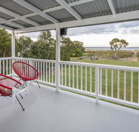 Sugar Shack - Character Family Home Right on the Ocean - Accommodation QLD