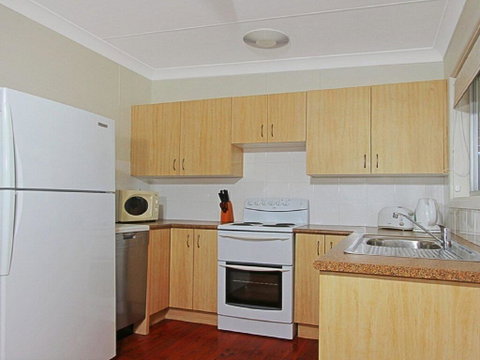 Summer Breeze - Clean And Simple, 200m To Beach - Accommodation QLD 2