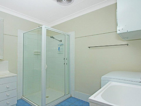 Summer Breeze - Clean And Simple, 200m To Beach - Accommodation QLD 1