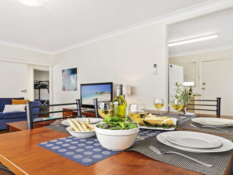 Summer Breeze - Clean And Simple, 200m To Beach - Accommodation QLD 3