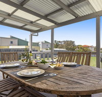 Summer Breeze - clean and simple 200m to beach - Accommodation QLD