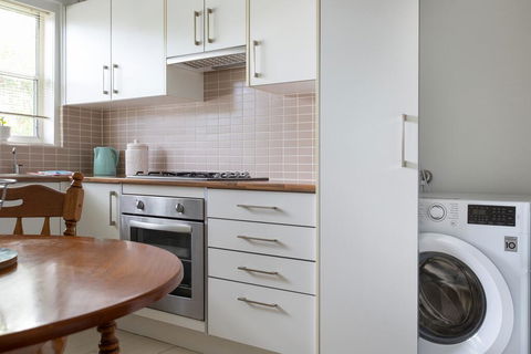 Sun-Drenched Apartment In A Peaceful Location - Accommodation QLD 2