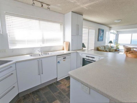 Suncrest 3 - Accommodation QLD 3
