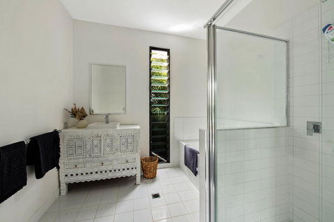 Sundays Beach House - Accommodation QLD 3