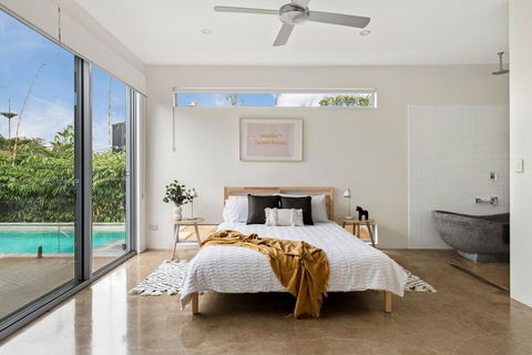 Sundays Beach House - Accommodation QLD 0