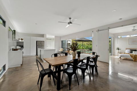 Sundays Beach House - Accommodation QLD 1