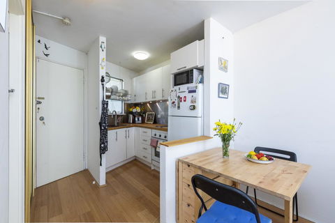 Sunlit Studio In The Trees, Walk To The Beach - Accommodation QLD 3