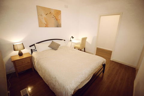Sunny House - Melbourne Airport Home - Accommodation QLD 0