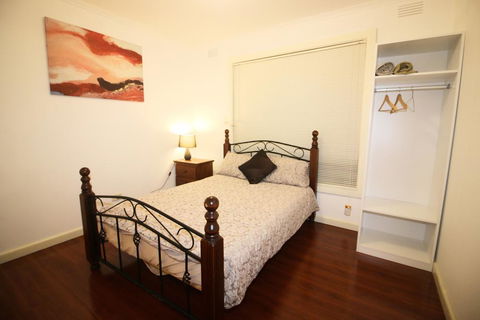 Sunny House - Melbourne Airport Home - Accommodation QLD 2