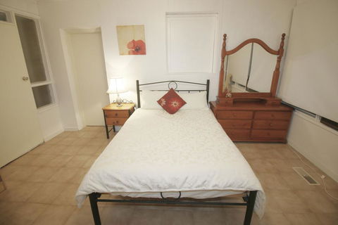 Sunny House - Melbourne Airport Home - Accommodation QLD 3