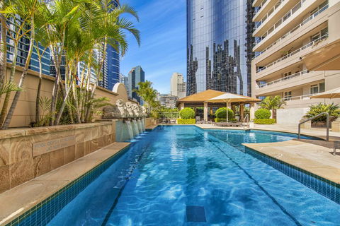 Super Convenient Apartment With Garden Views - Accommodation QLD 2