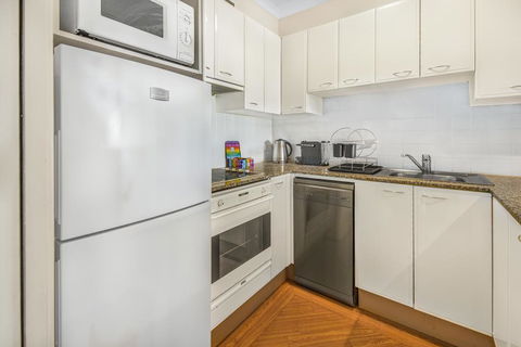 Super Convenient Apartment With Garden Views - Accommodation QLD 3