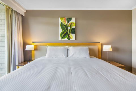 Super Convenient Apartment With Garden Views - Accommodation QLD 1