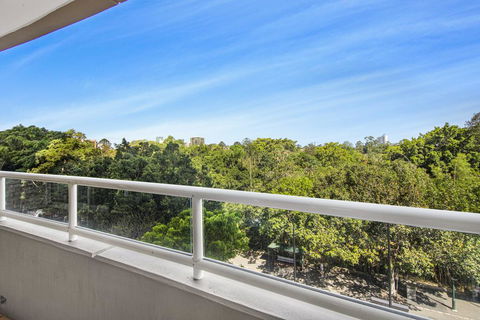 Super Convenient Apartment With Garden Views - Accommodation QLD 0