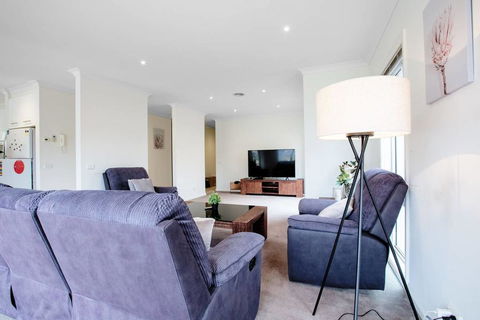 Superb Luxe 5BR House@Point Cook Near Lake - Accommodation QLD 3
