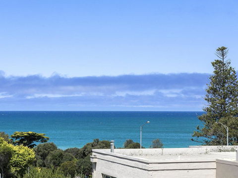 SURF CENTRAL - Wifi, Double Garage & Smack Bang In The Middle Of Town - Accommodation QLD 3