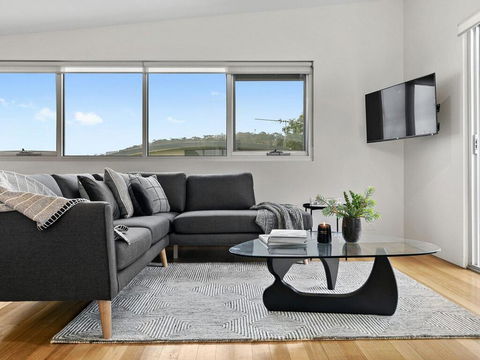 SURF CENTRAL - Wifi, Double Garage & Smack Bang In The Middle Of Town - Accommodation QLD 1