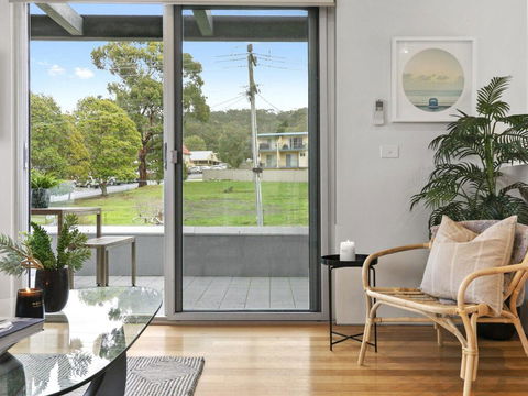 SURF CENTRAL - Wifi, Double Garage & Smack Bang In The Middle Of Town - Accommodation QLD 2