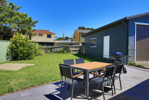 Surf Shack - Pet Friendly - 1 Min Walk To Beach - Accommodation QLD 1