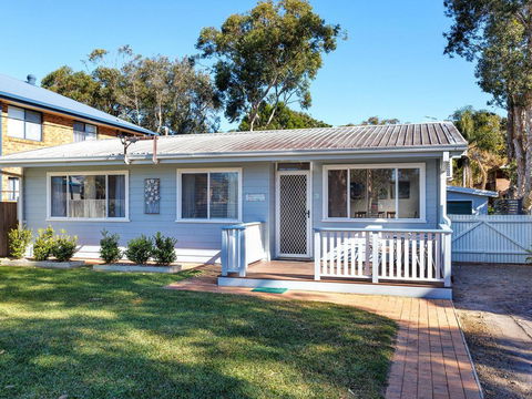 Surfs Up - Accommodation QLD 0