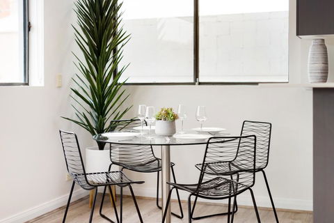 Surry Hills Modern Self-Contained One-Bedroom Apartment (19 FOV) - Accommodation QLD 2