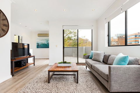 Surry Hills Modern Self-Contained One-Bedroom Apartment (19 FOV) - Accommodation QLD 1