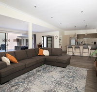Swanway - Pet Friendly - 10 Min Walk to Beach - Accommodation QLD