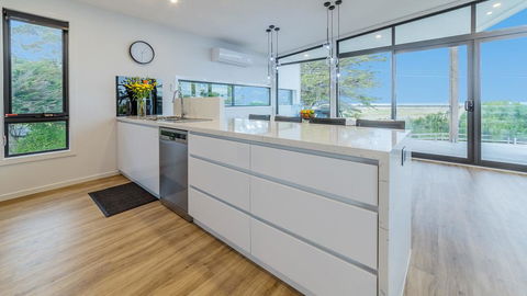 SWEEPING VIEWS - FREE WIFI & NETFLIX - PET FRIENDLY (OUTSIDE ONLY) - Accommodation QLD 3