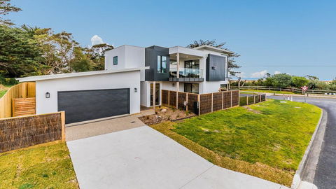 SWEEPING VIEWS - FREE WIFI & NETFLIX - PET FRIENDLY (OUTSIDE ONLY) - Accommodation QLD 0