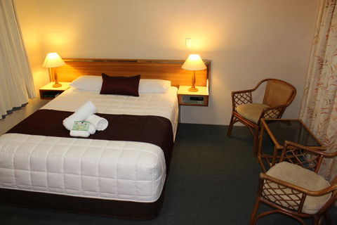 Tabourie Lake Motor Inn - Accommodation QLD 2