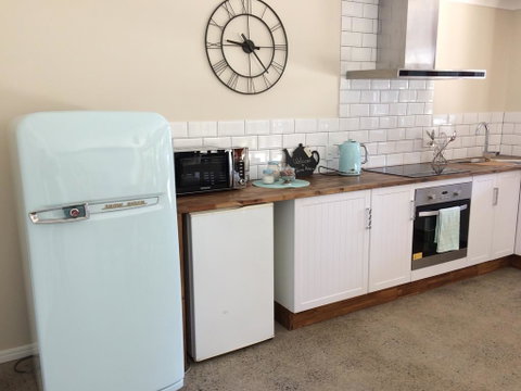 TAKURA HEIGHTS Modern Country Apartment With Pool Access - Accommodation QLD 3