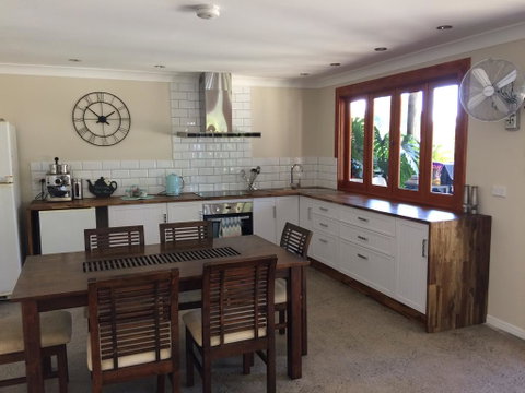 TAKURA HEIGHTS Modern Country Apartment With Pool Access - Accommodation QLD 0