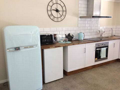 TAKURA HEIGHTS Modern Country Apartment With Pool Access - Accommodation QLD 3