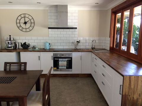 TAKURA HEIGHTS Modern Country Apartment With Pool Access - Accommodation QLD 2