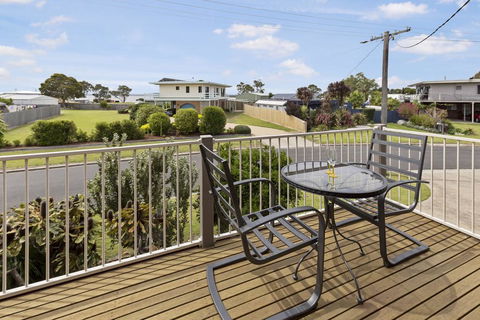 Tanjil - A Stroll From The Water In Paynesville - Accommodation QLD 1