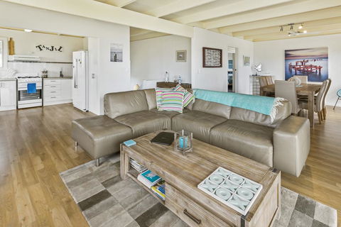 Tanjil - A Stroll From The Water In Paynesville - Accommodation QLD 3