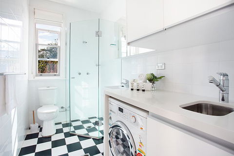 Tasteful Modern Studio 2.3Km From City Centre - Accommodation QLD 2