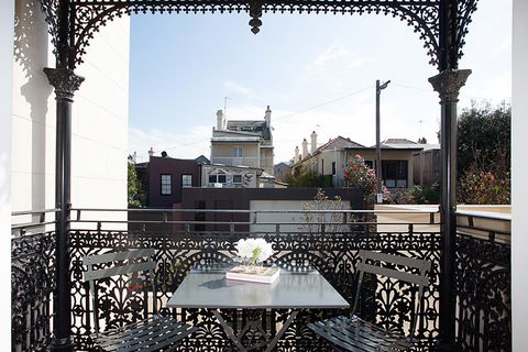 Tasteful Modern Studio 2.3Km From City Centre - Accommodation QLD 3