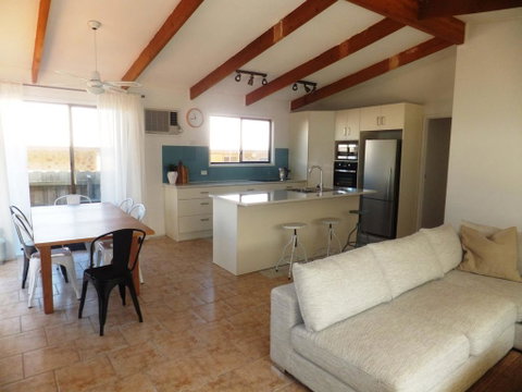 TERRIFIC ON TAMARA CRESCENT - Accommodation QLD 3