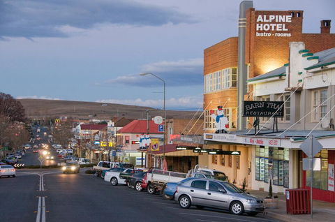 The Alpine Hotel - Accommodation QLD 1