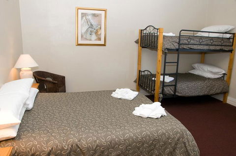 The Alpine Hotel - Accommodation QLD 2