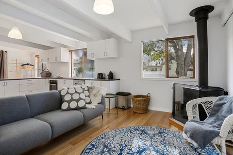 THE ASHMAN HOUSE - Modern And Close To Town - Accommodation QLD 1