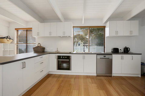 THE ASHMAN HOUSE - Modern And Close To Town - Accommodation QLD 2