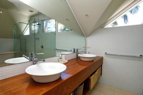 THE BEACH HOUSE - Accommodation QLD 0