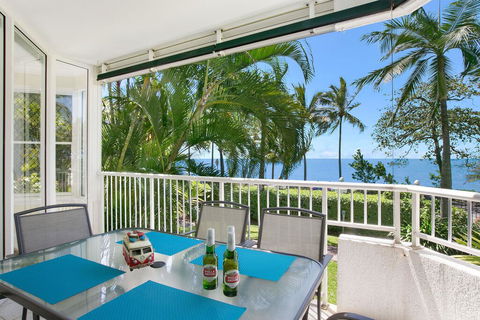 The Beach House 3BR Waterfront Apartment, Own WIFI - Accommodation QLD 0