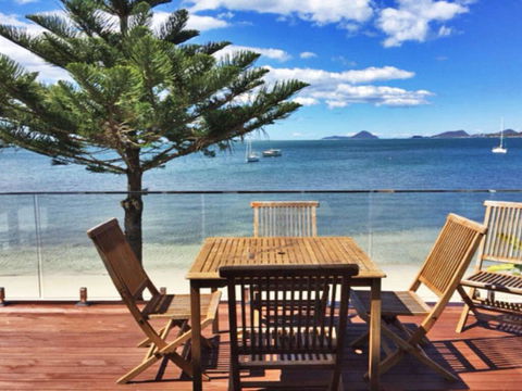The Beach House' 169 Soldiers Point Road - Right On The Waterfront - Accommodation QLD 0