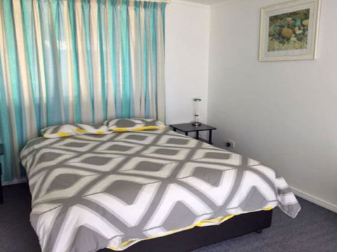 The Beach House' 169 Soldiers Point Road - Right On The Waterfront - Accommodation QLD 2