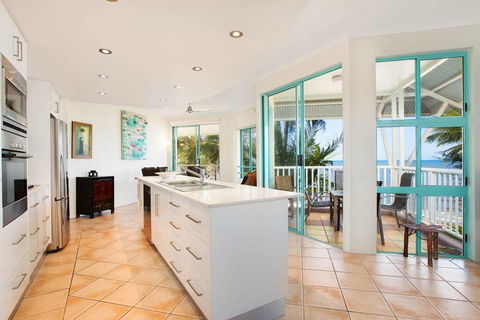 The Beach Shack 3BR Waterfront Resort, Own WIFI - Accommodation QLD 1