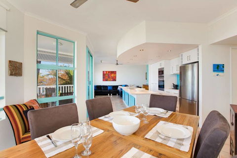 The Beach Shack 3BR Waterfront Resort, Own WIFI - Accommodation QLD 2