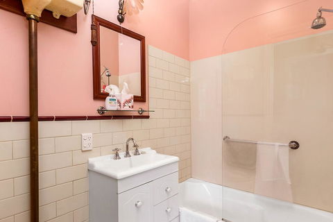 Cambridge House Bed & Breakfast - Accommodation QLD 6